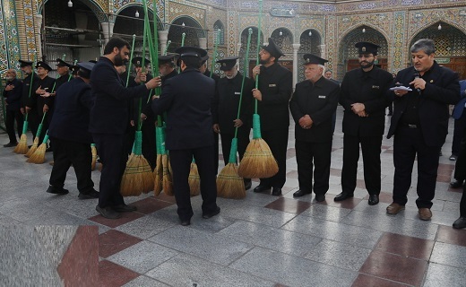 آیین جاروکشی خادمان در حرم حضرت معصومه (س)