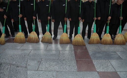 آیین جاروکشی خادمان در حرم حضرت معصومه (س)