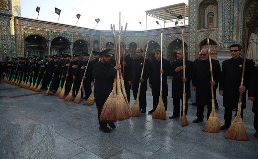 آیین جاروکشی خادمان در حرم حضرت معصومه (س)