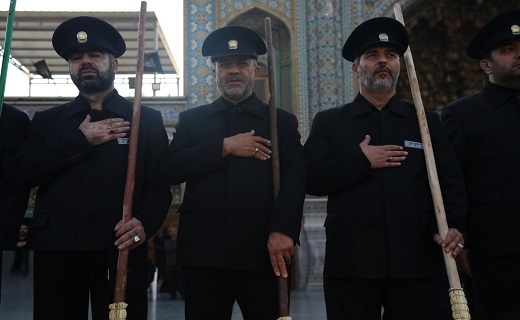 آیین جاروکشی خادمان در حرم حضرت معصومه (س)