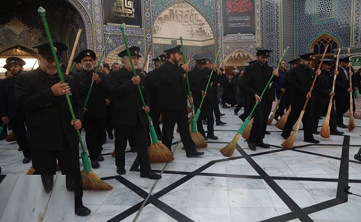 آیین جاروکشی خادمان در حرم حضرت معصومه (س)