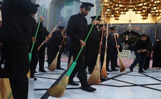 آیین جاروکشی خادمان در حرم حضرت معصومه (س)