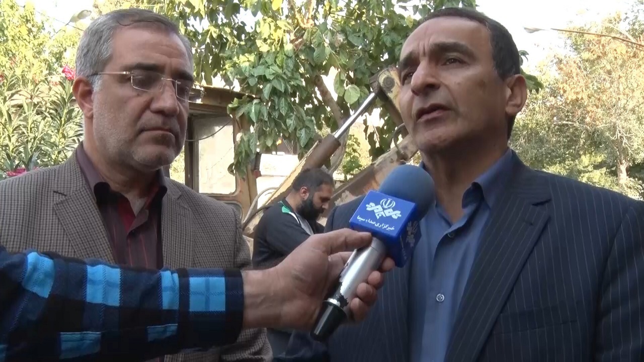 تخریب یک مغازه بر اثر فرونشست زمین در شهر گز