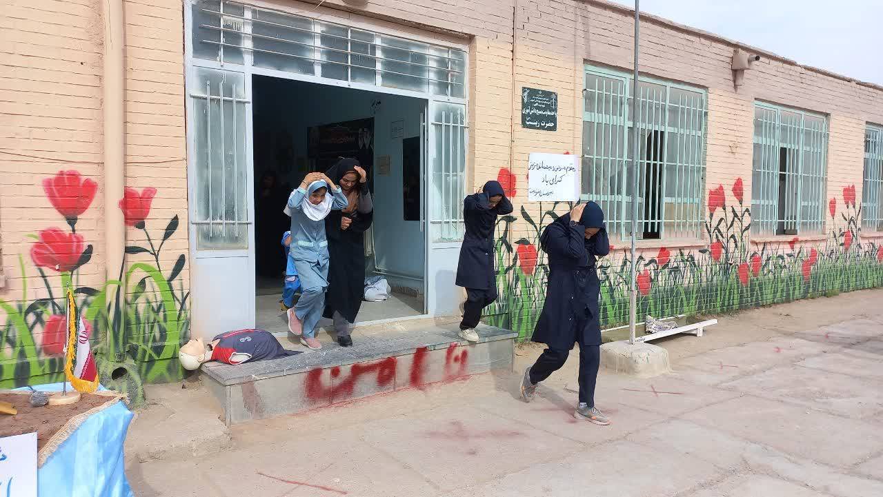برگزاری مانور زلزله همزمان با هفته پدافند غیر عامل در جنت آباد