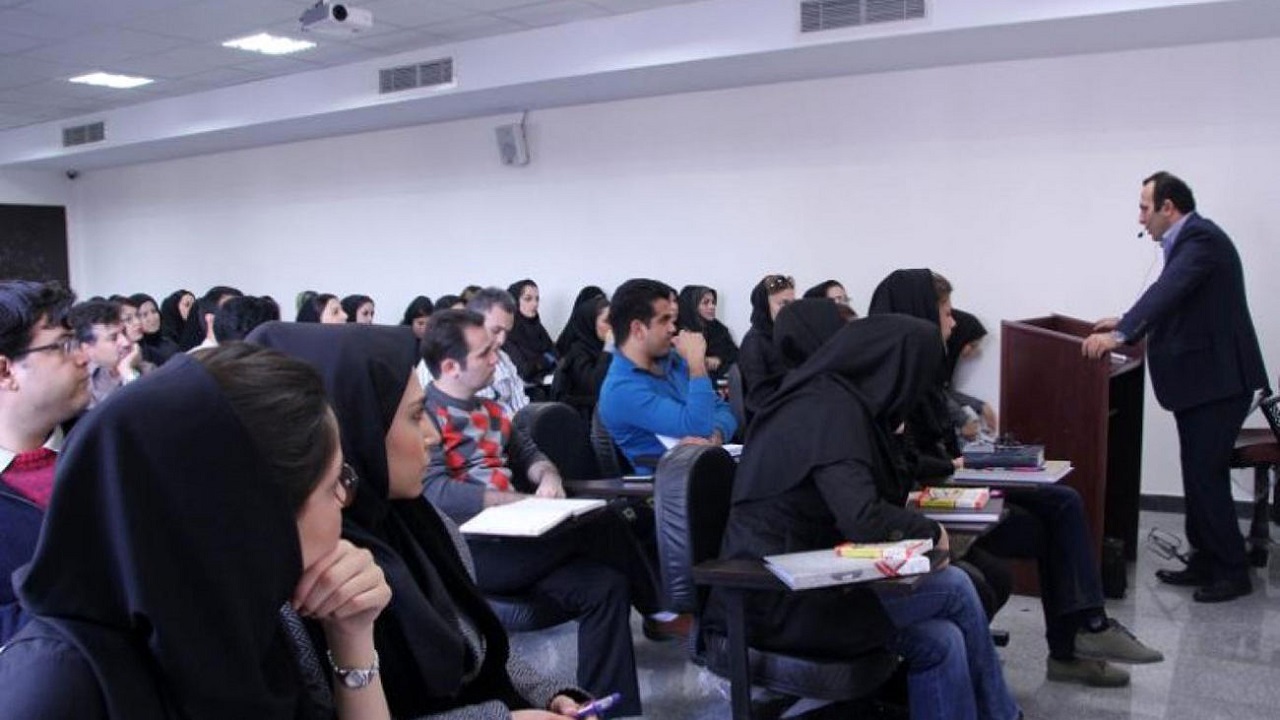 رنجش دانشجویان دانشگاه آزاد داراب از کمبود اساتید + تصویر
