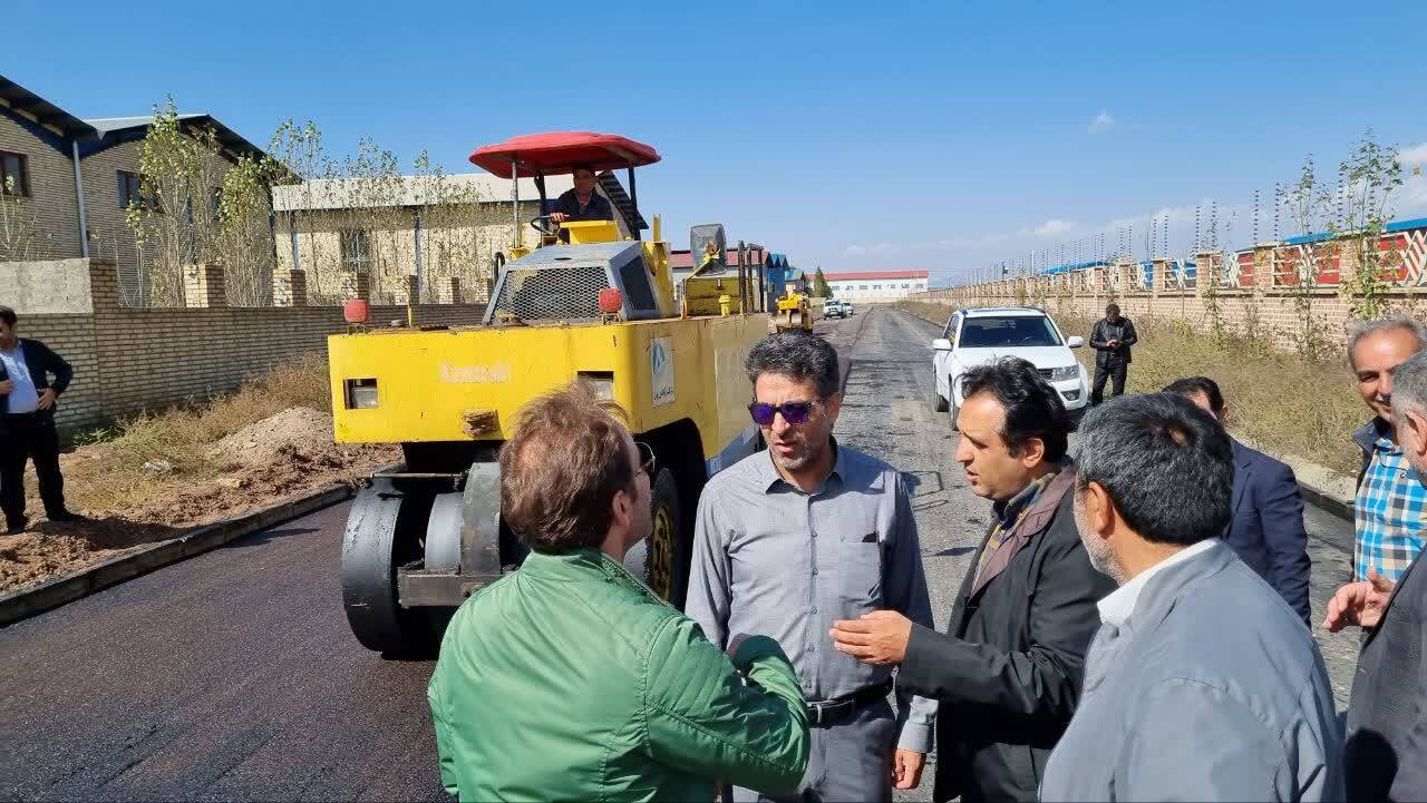 زیرسازی و آسفالت خیابان‌های شهرک صنعتی اردبیل با اعتبار ۳۰۰ میلیارد ریال
