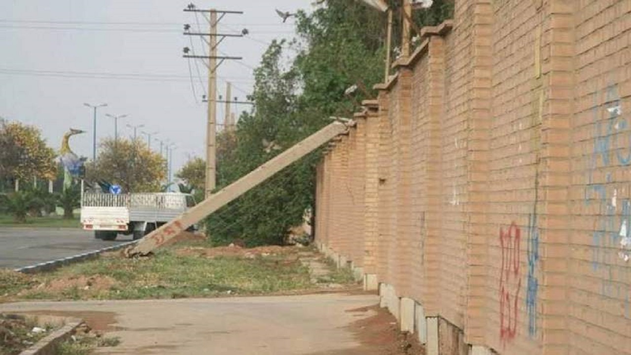 طوفان به ۱۲ اصله پایه شبکه برق دشتیاری خسارت وارد کرد