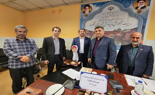 تجلیل از دانش آموز نویسنده لنگرودی