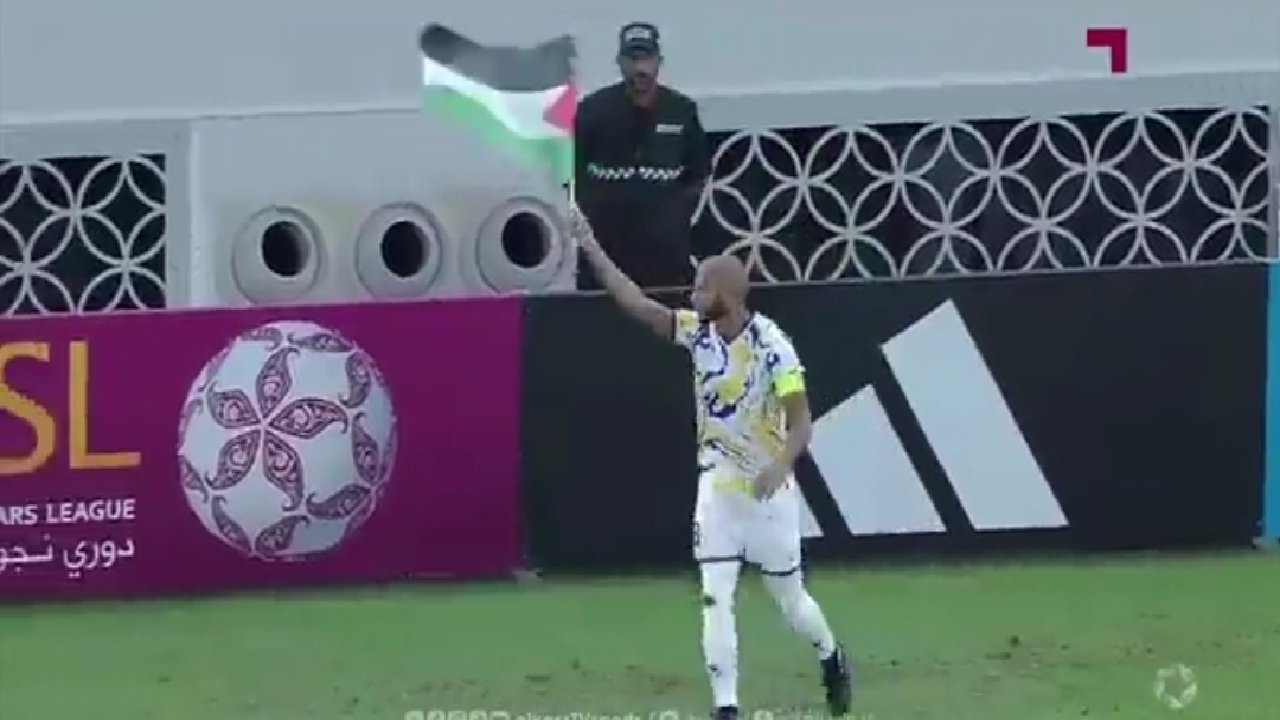 به اهتزاز درآمدن پرچم فلسطین توسط بازیکن الغرافه + فیلم