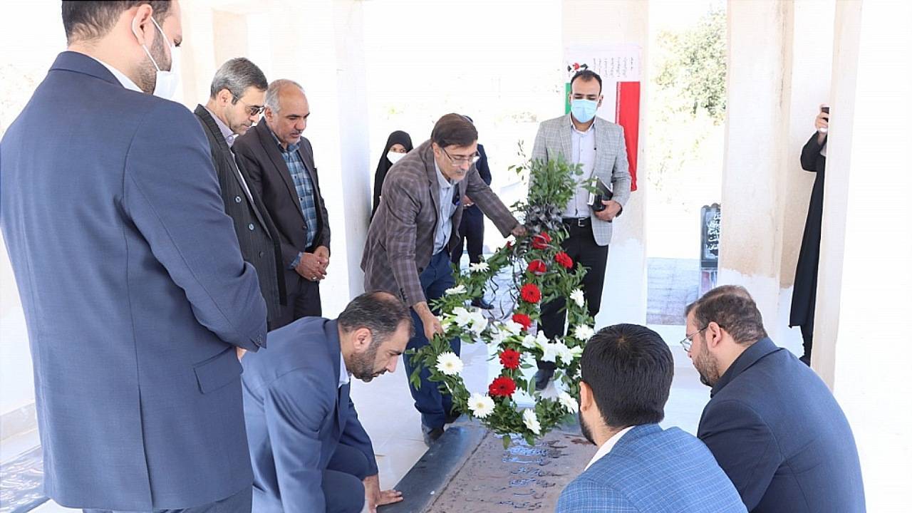 رئیس دانشگاه علوم پزشکی کرمان بر سر مزار اولین پزشک شهید کشور