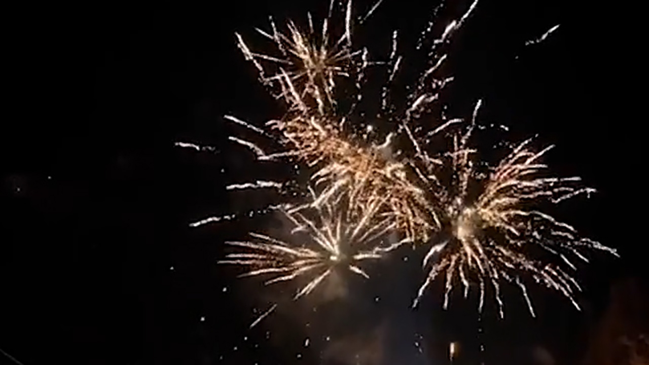 نمایش آتش بازی پس از تصادف دو خودرو + فیلم