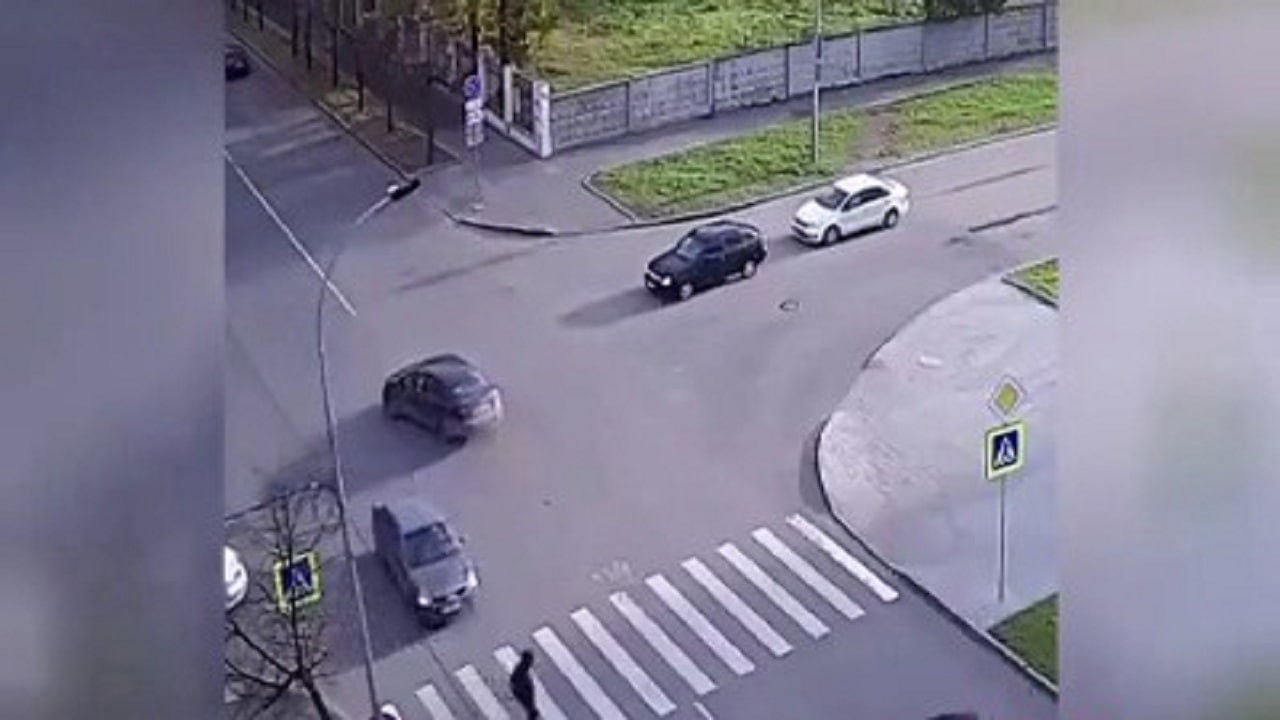 بی توجهی یک راننده در تقاطع حادثه آفرید! + فیلم