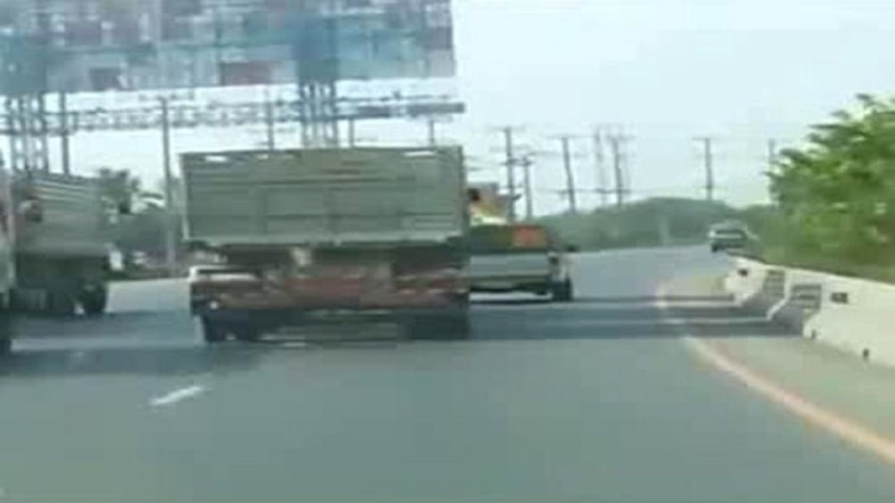 سرانجام رفتار خطرناک راننده وانت و کامیون! + فیلم