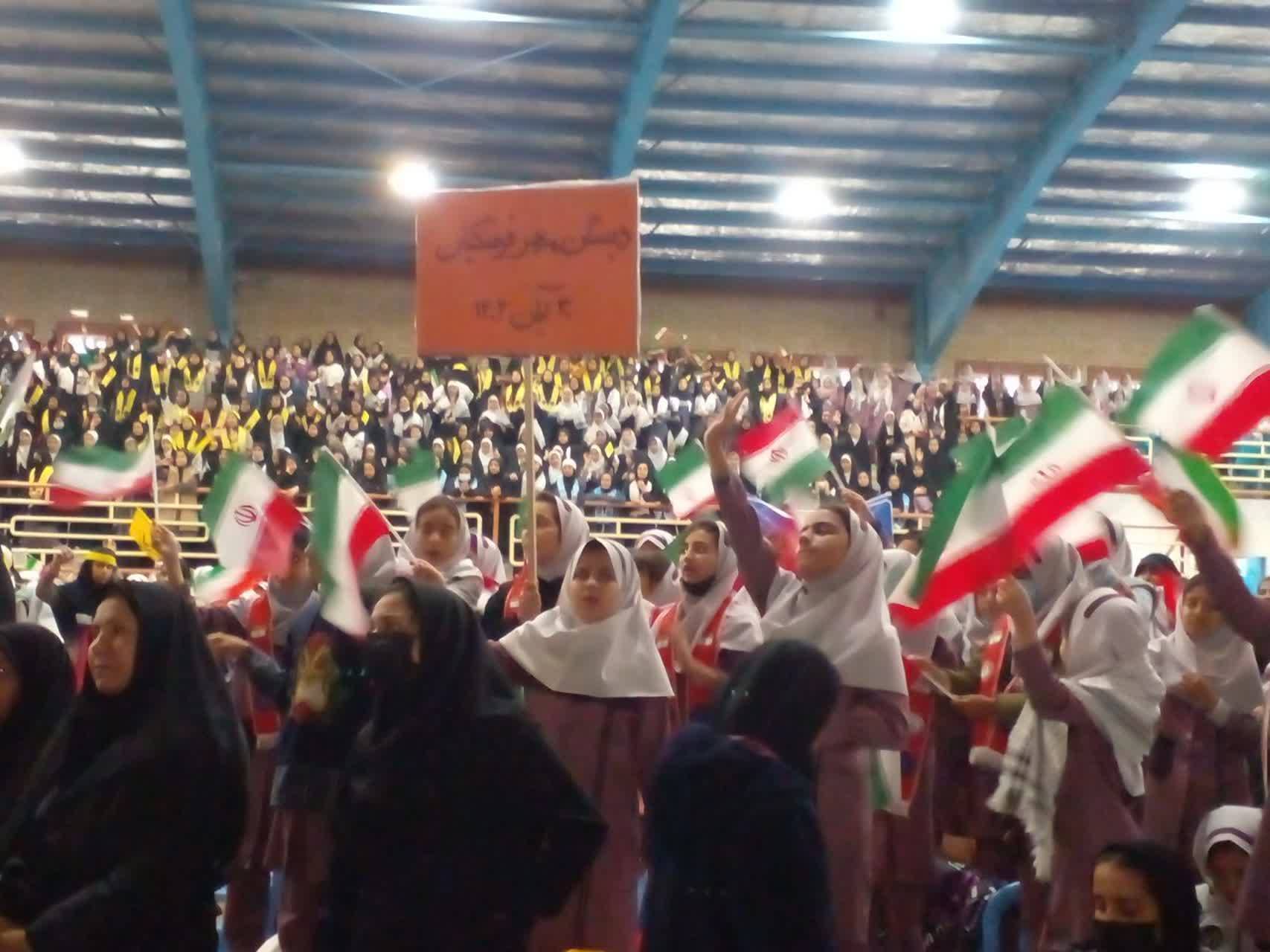 دانش آموزان دختر در همایش