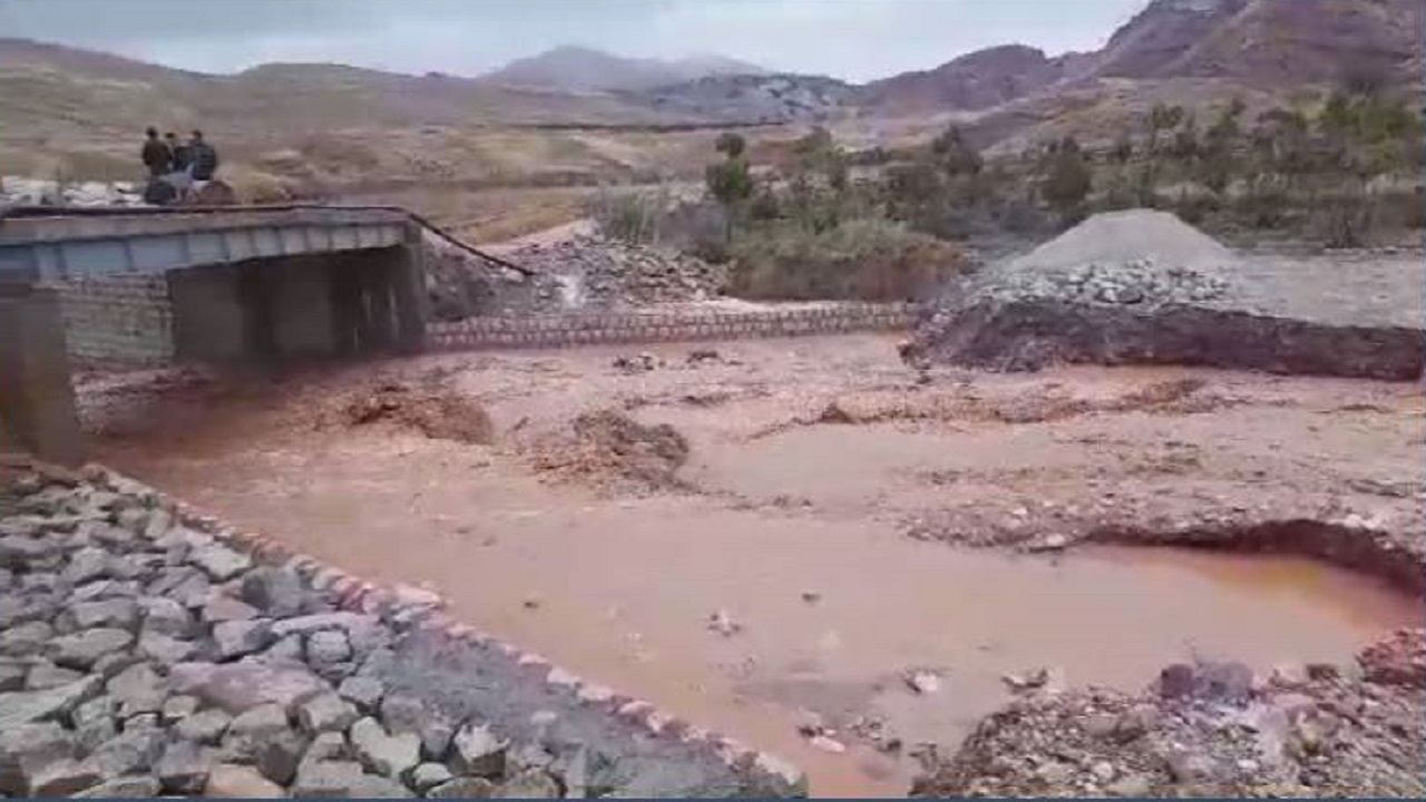 پل نیمه کاره‌ای در روستای گلدار معمولان که با بارش باران مسدود می‌شود + فیلم