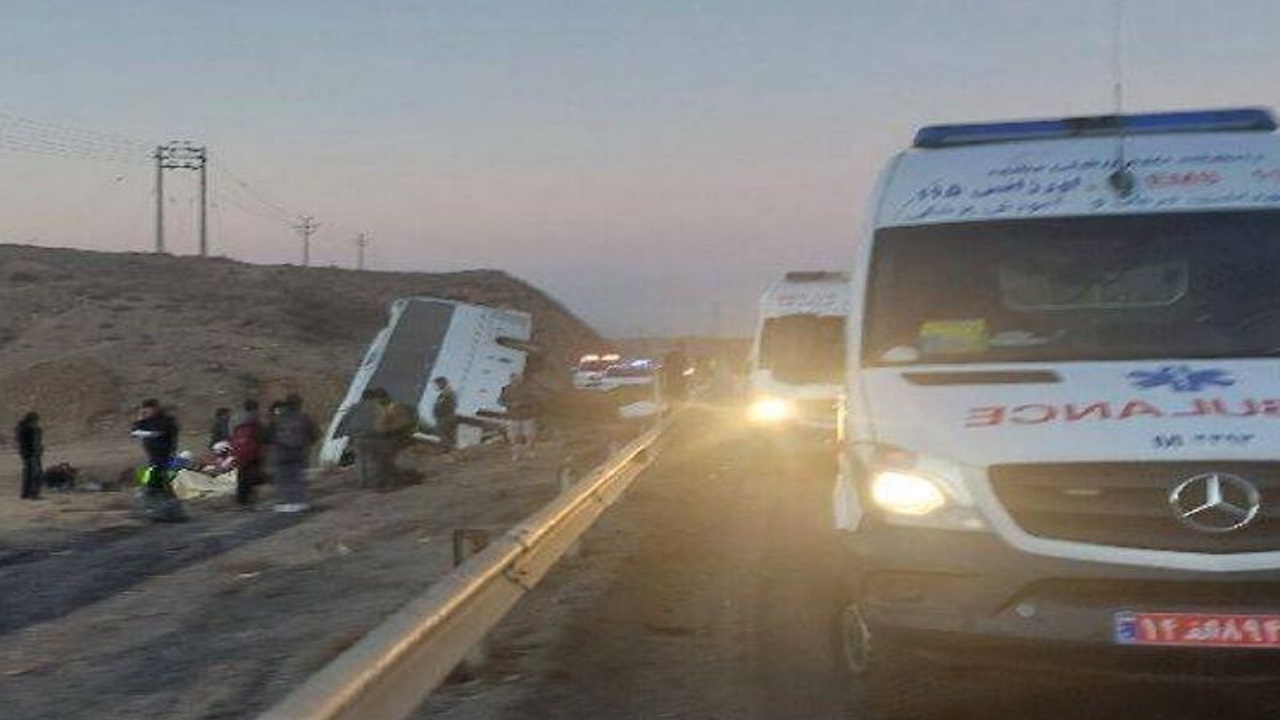 واژگونی اتوبوس در بزرگراه نیشابور- مشهد ۲۶ مصدوم بر جای گذاشت