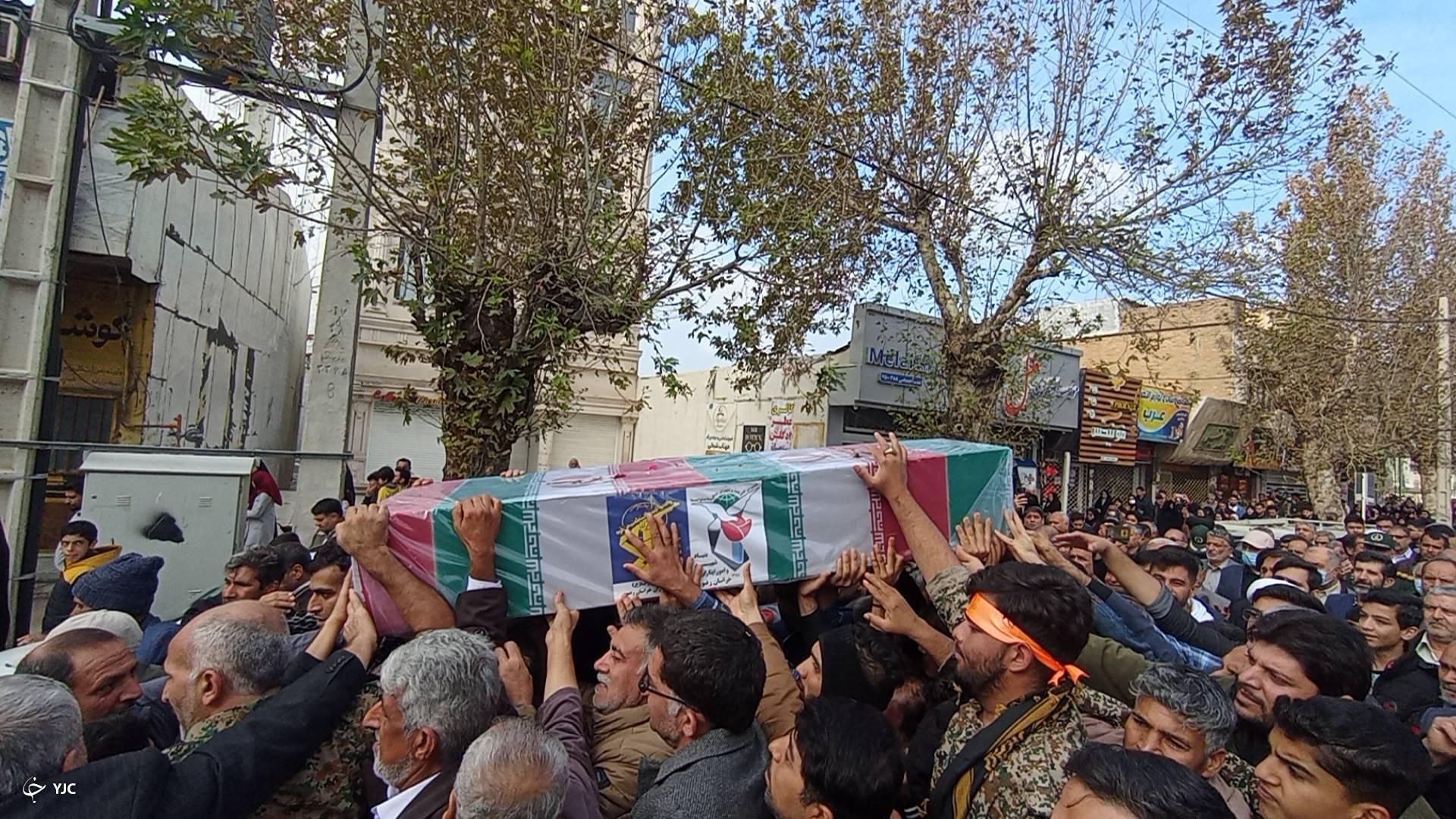 استقبال باشکوه مردم گالیکش از پیکر شهید &laquo;غلامعلی تولی&raquo;
