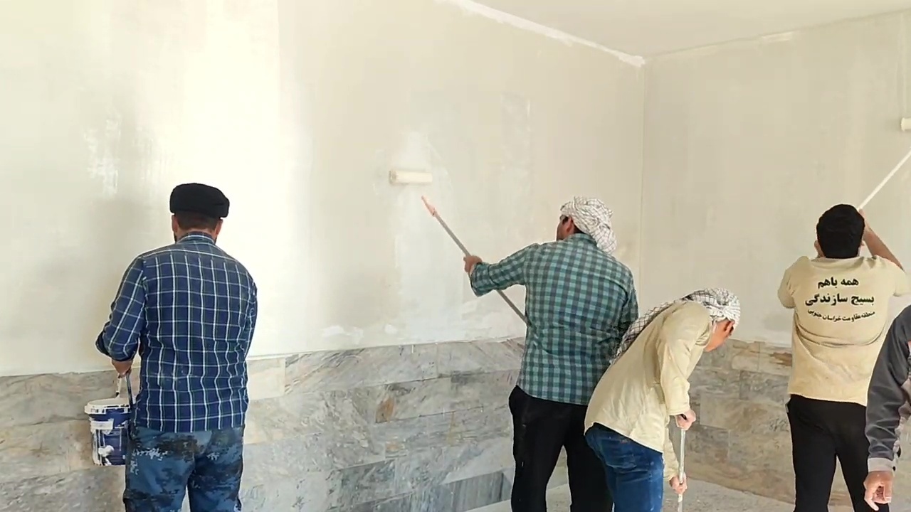 مشارکت ۱۵ دانشجومعلم در رنگ آمیزی یک مدرسه در خوسف