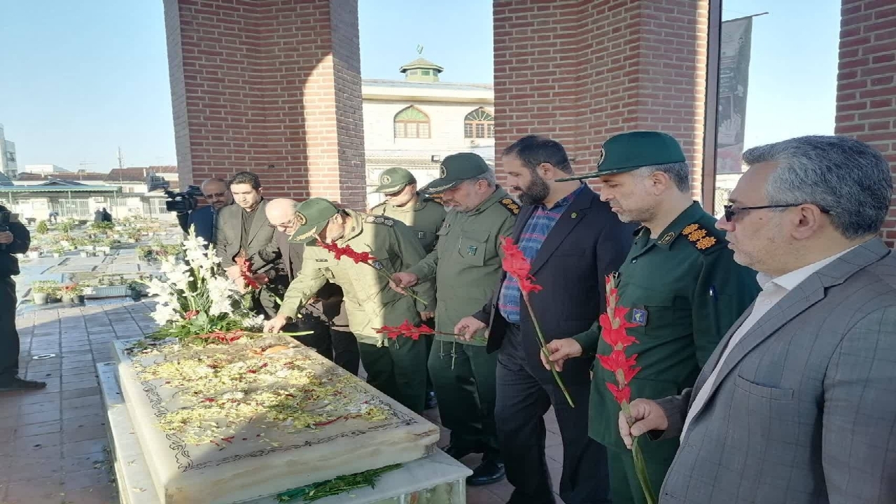 مزار میرزا کوچک جنگلی در رشت گلباران شد