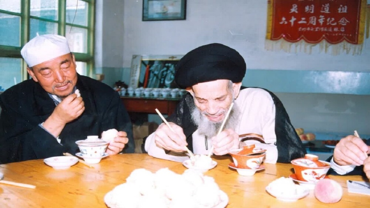 غذا خوردن یک روحانی به سبک چینی‌ها