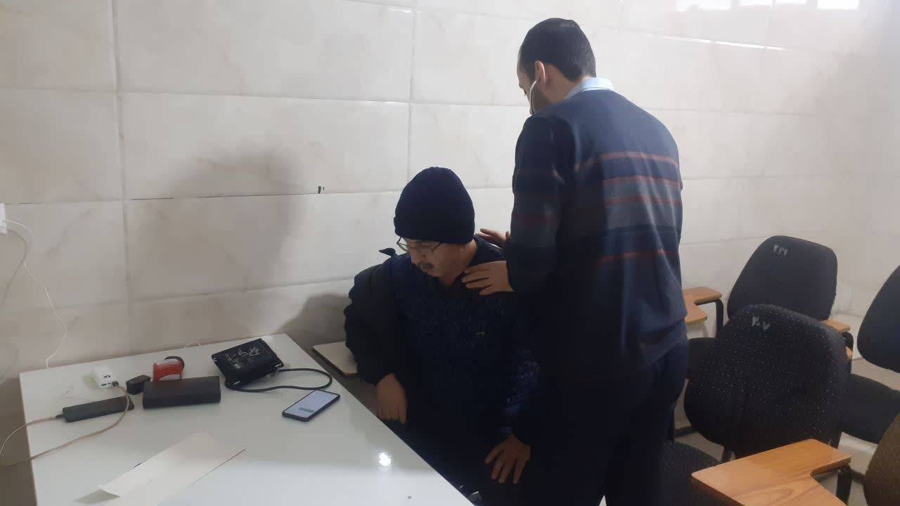 معاینه بیمار توسط پزشک جهادگر