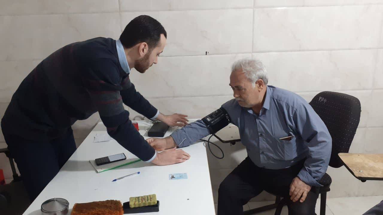 سنجیدن فشار خون بیمار