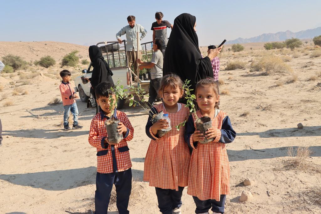 حضور کودکان در روز درختکاری