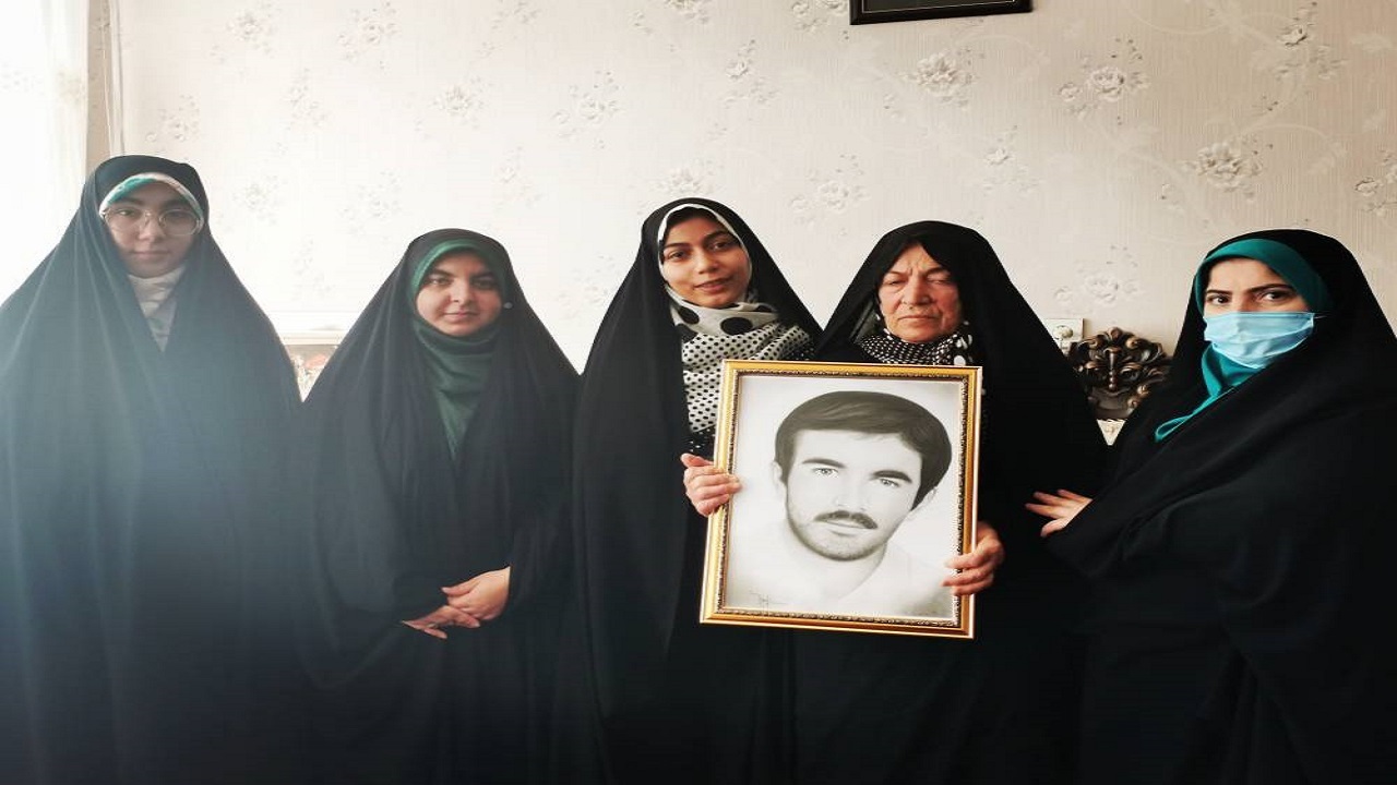 دیدار با خانواده دانشجو معلم شهید ابراهیم جباری در مرند + تصاویر