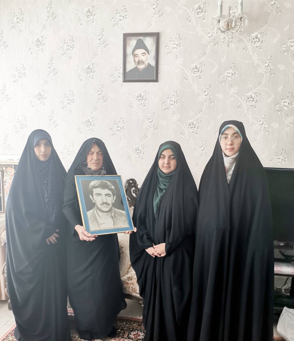 تصویری از خانواده شهید دانشجو معلم در مرند