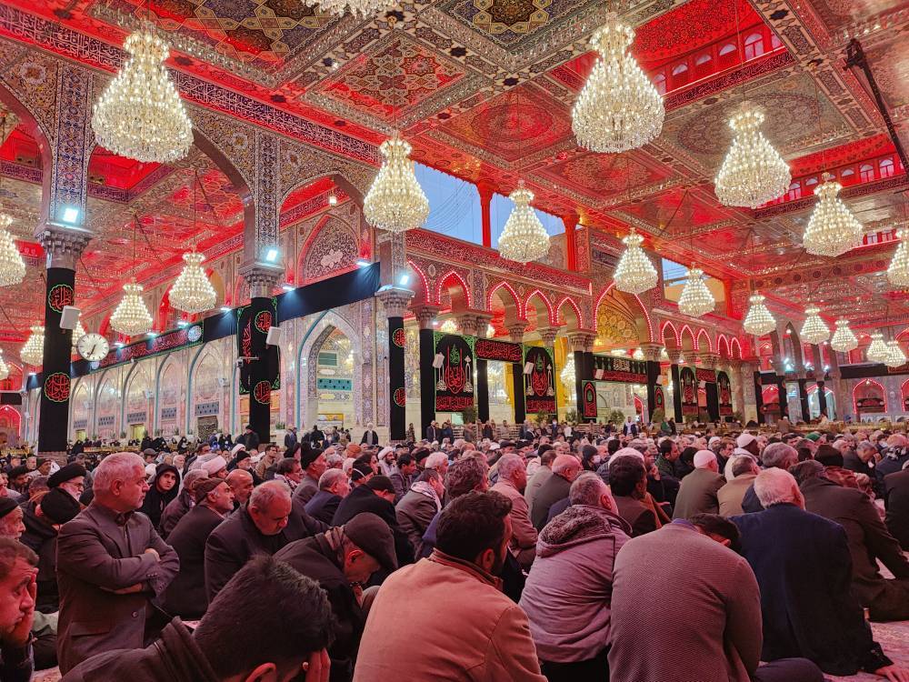 زائران در حرم امام حسین