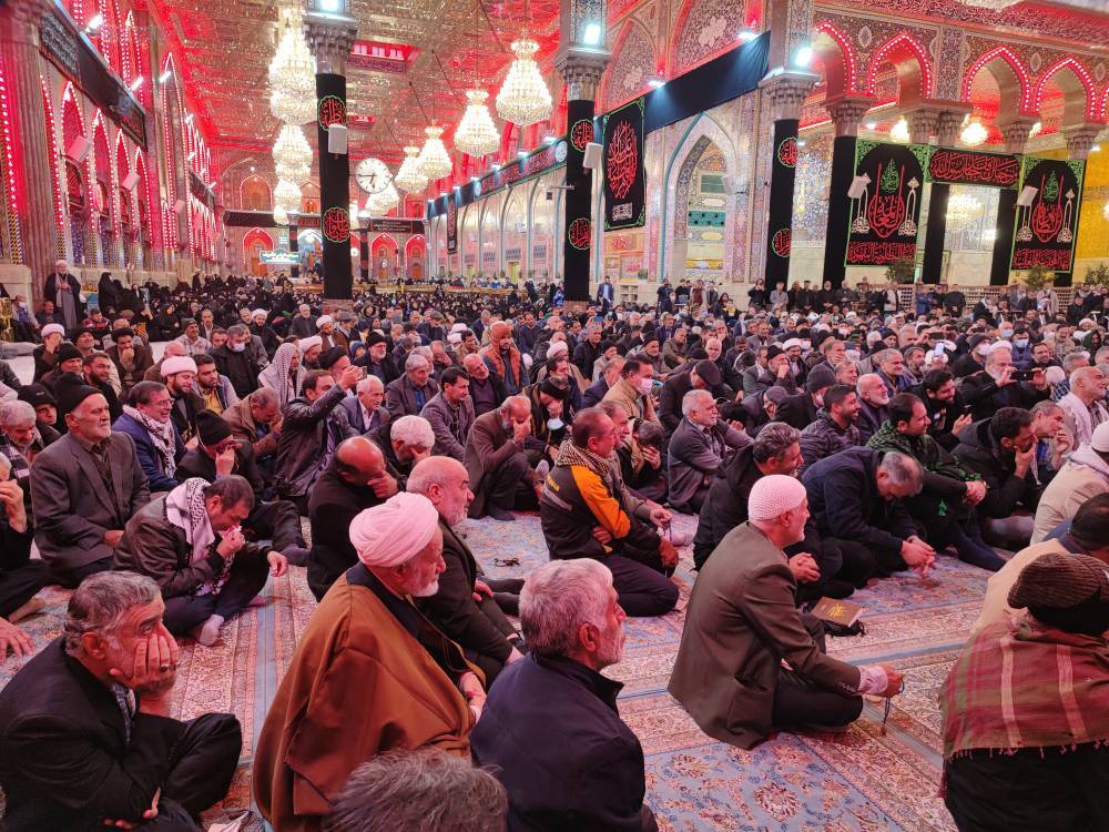 حضور زائران در مراسم عزاداری