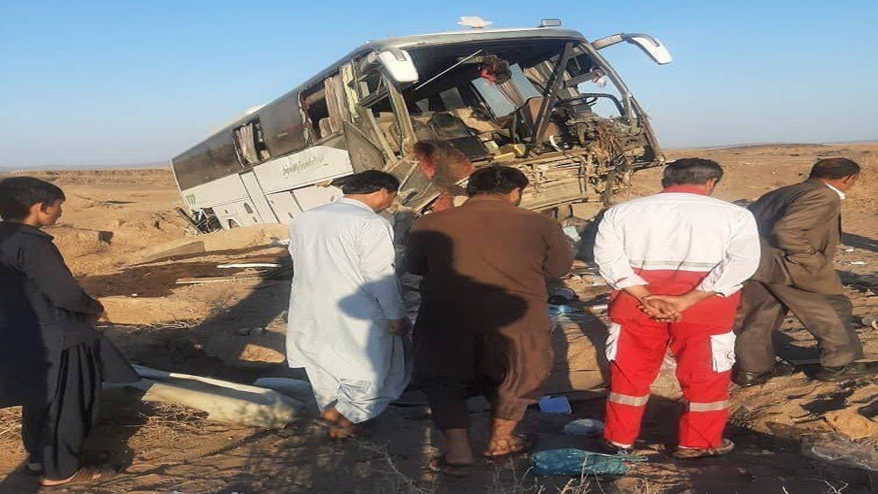 انحراف اتوبوس در سیستان و بلوچستان ۱۳ مجروح برجا گذاشت