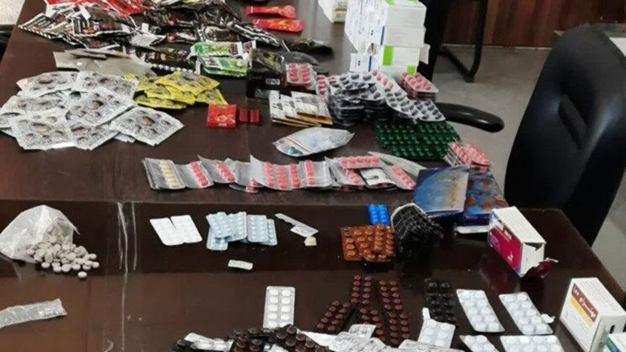 کشف بیش از ۱۱۷ هزار قرص غیر مجاز در داورزن