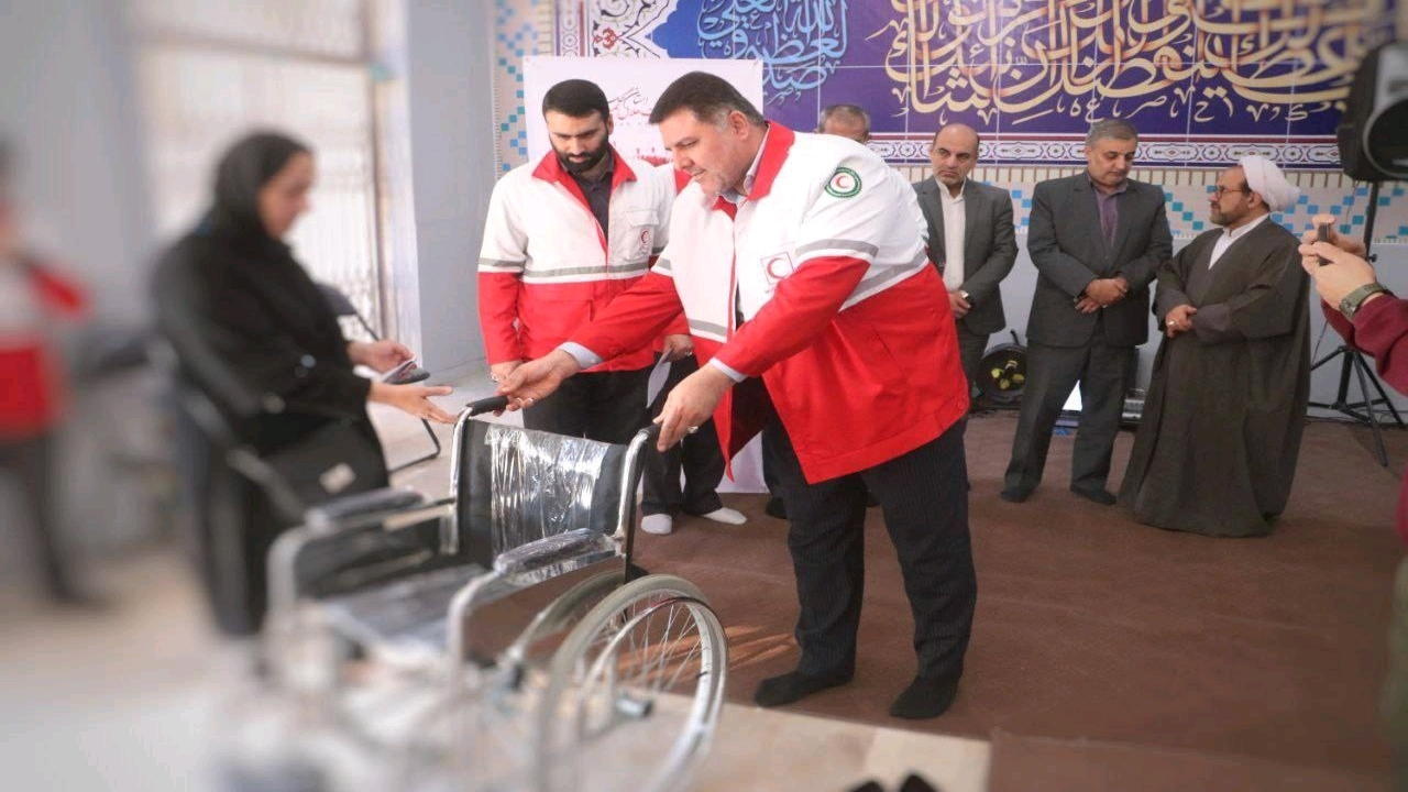 اهدای ۳۰ ویلچر به توان‌خواهان محلات کم برخوردار از سوی جمعیت هلال احمر گلستان