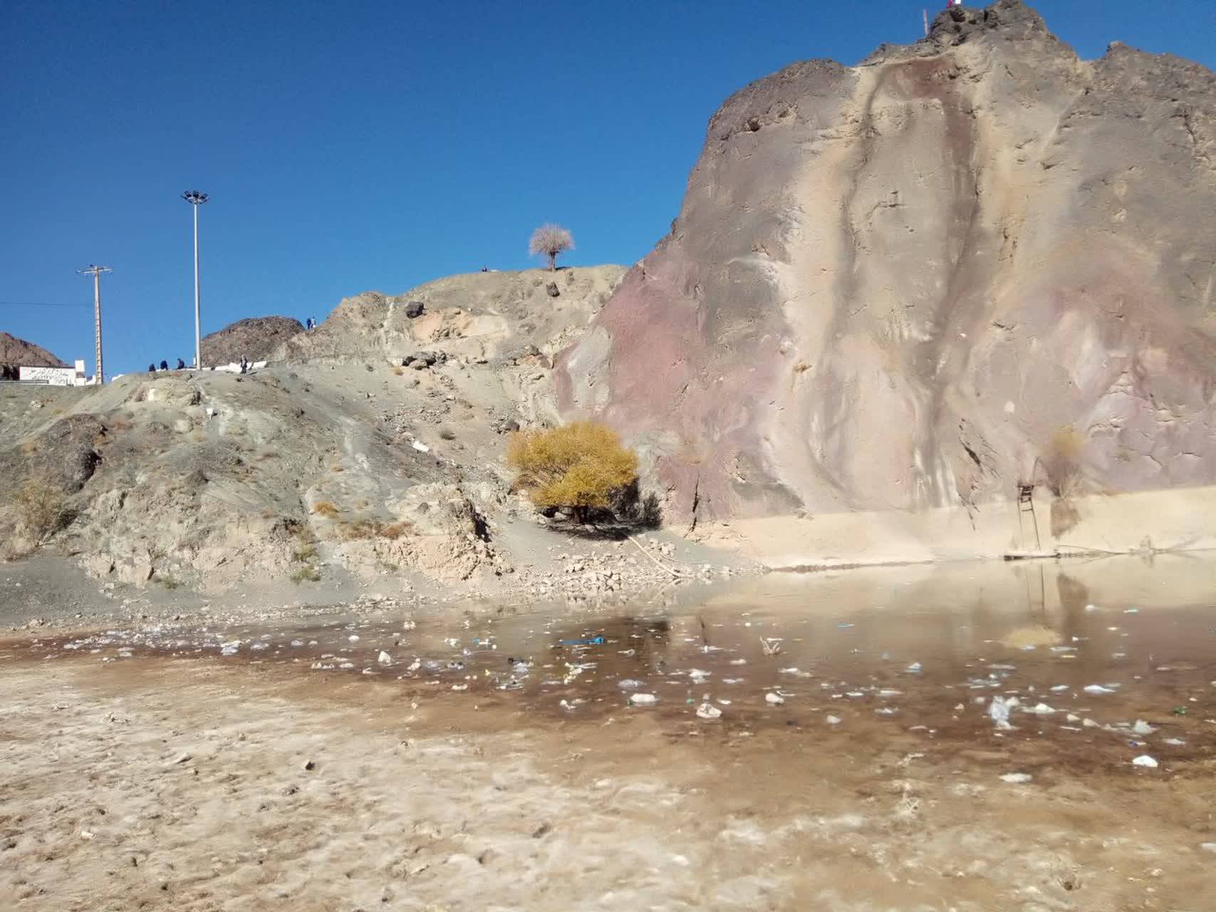 انباشت زباله در سد بند دره انباشت زباله در سد بند دره