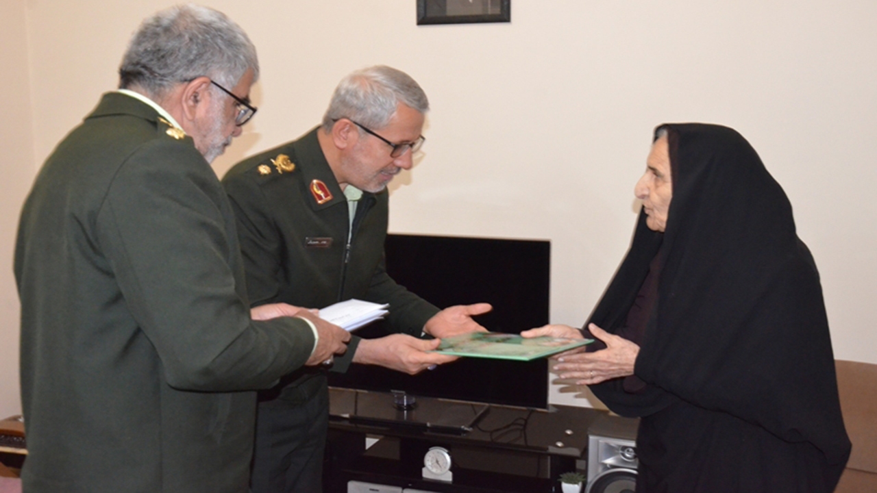 دیدار مسئولان نیروی انتظامی با خانواده شهید عبیدانی