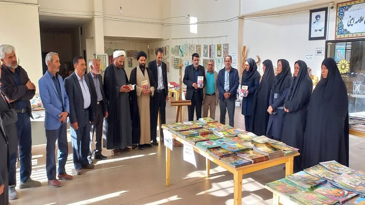 رونمایی از کتاب عبور از سختی درزرند