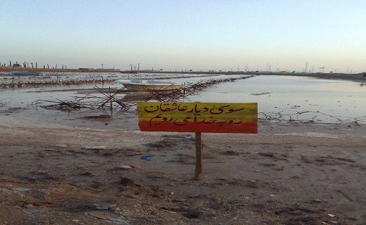 ادای احترام دانش آموزان به شهدا به حضور در اردوی راهیان نور