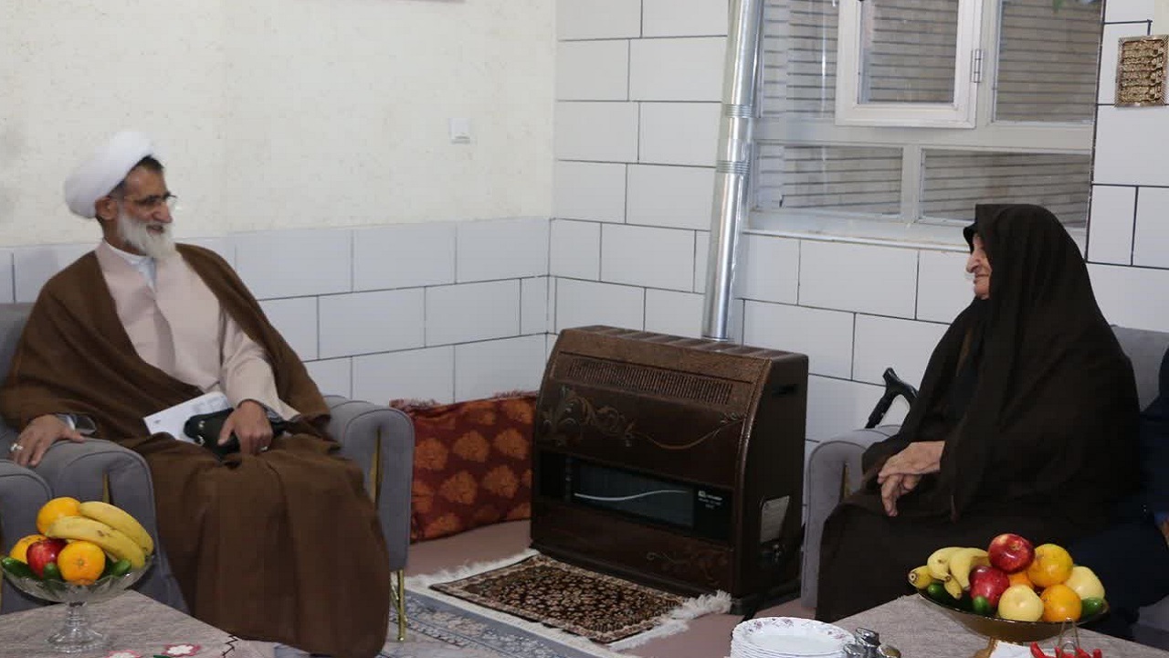 دیدار امام جمعه شهرکرد با ۲ خانواده شهید در شهرکرد + تصاویر