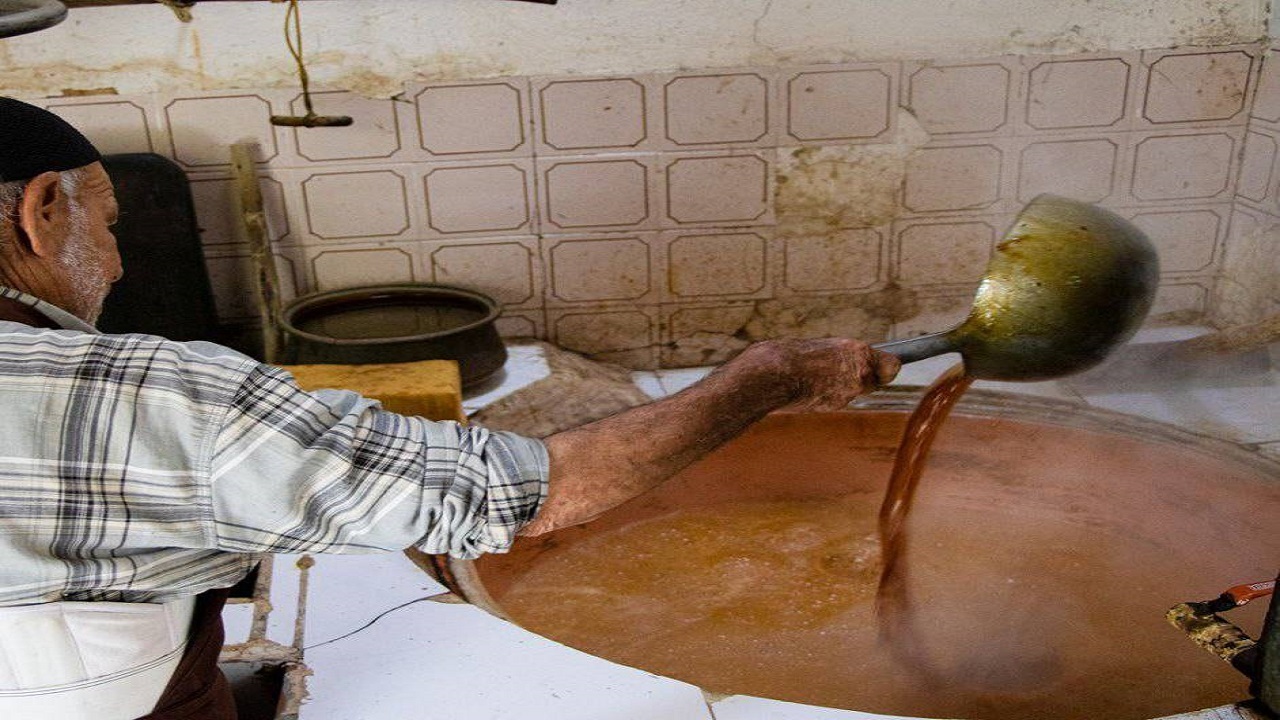 پخت سنتی شیره خرما در لارستان + تصاویر