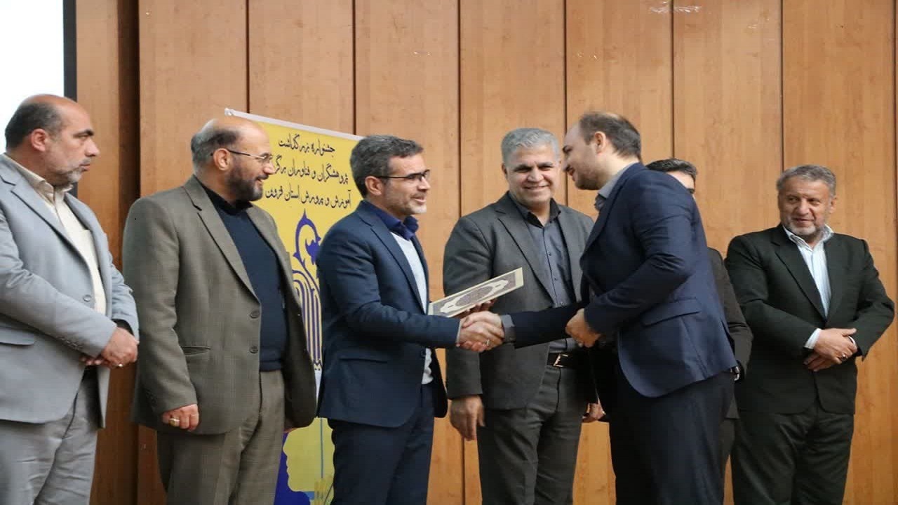 تجلیل از فرهنگیان و دانش آموزان پژوهشگر استان قزوین