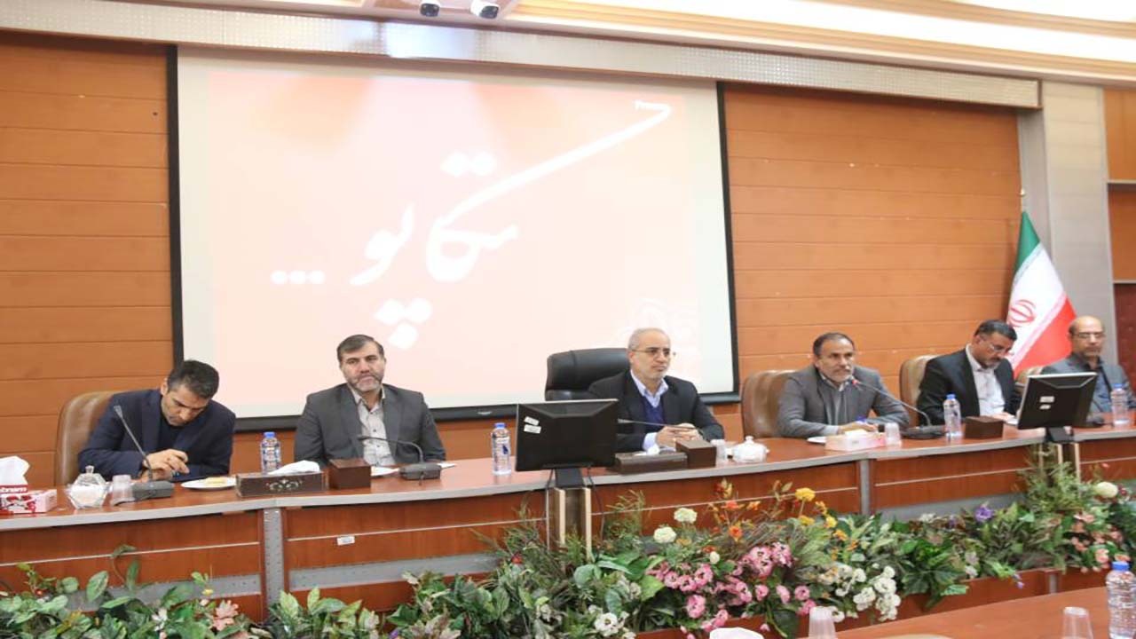 نیروگاه خورشیدی بهترین گزینه برای نجات کشاورزی کرمان/ شرکت‌های بزرگ، بارشان را از دوش بانک‌ها بردارند
