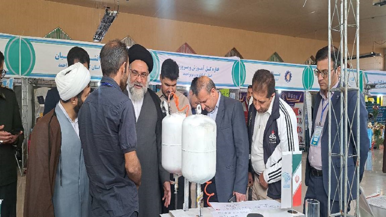 بازدید نماینده ولی فقیه در استان از نمایشگاه پژوهش