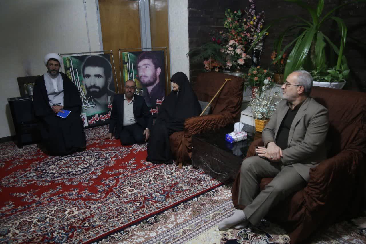 دیدار استاندار کرمان با مادر شهیدان ناجی