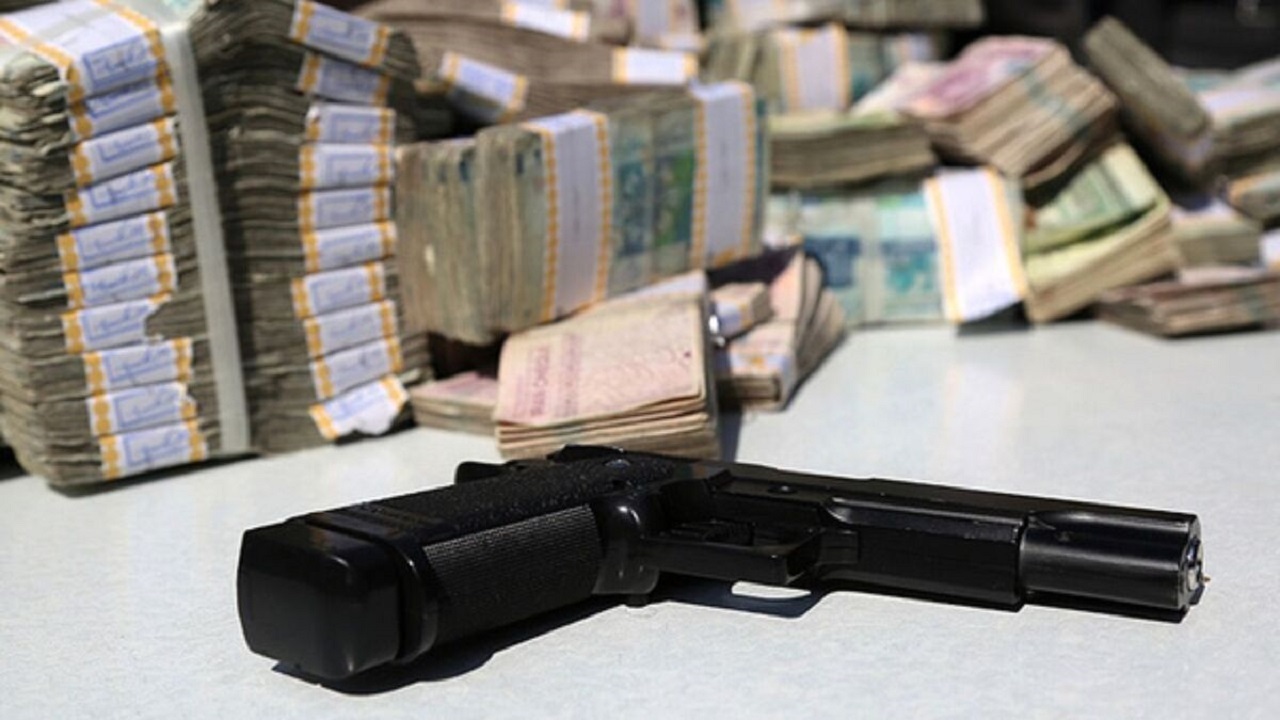 لحظه سرقت مسلحانه  از بانک سپه در زاهدان