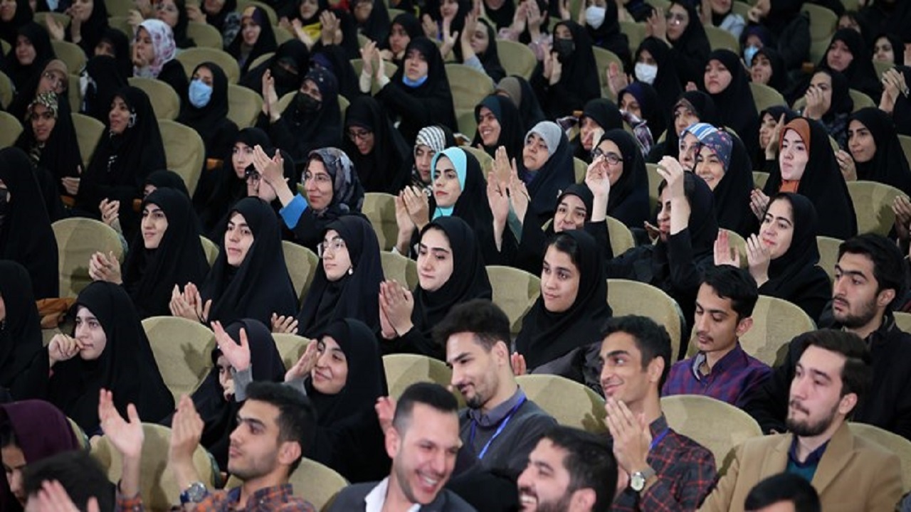 رئیسی به دانشجویان منتقد چه هدیه‌ای داد؟