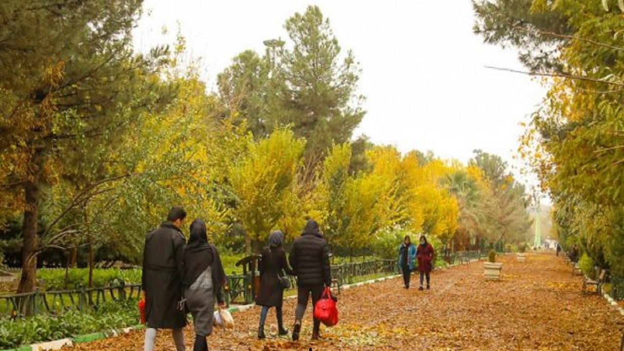 اجرای طرح پاییزی فرش خزان در بوستان‌های شهر قم