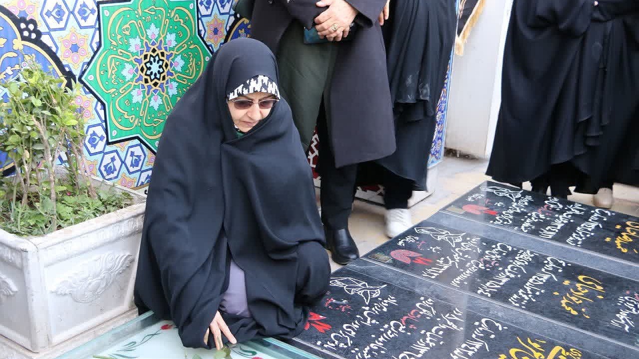 ادای احترام معاون رئیس جمهور به مقام شهید سلیمانی 