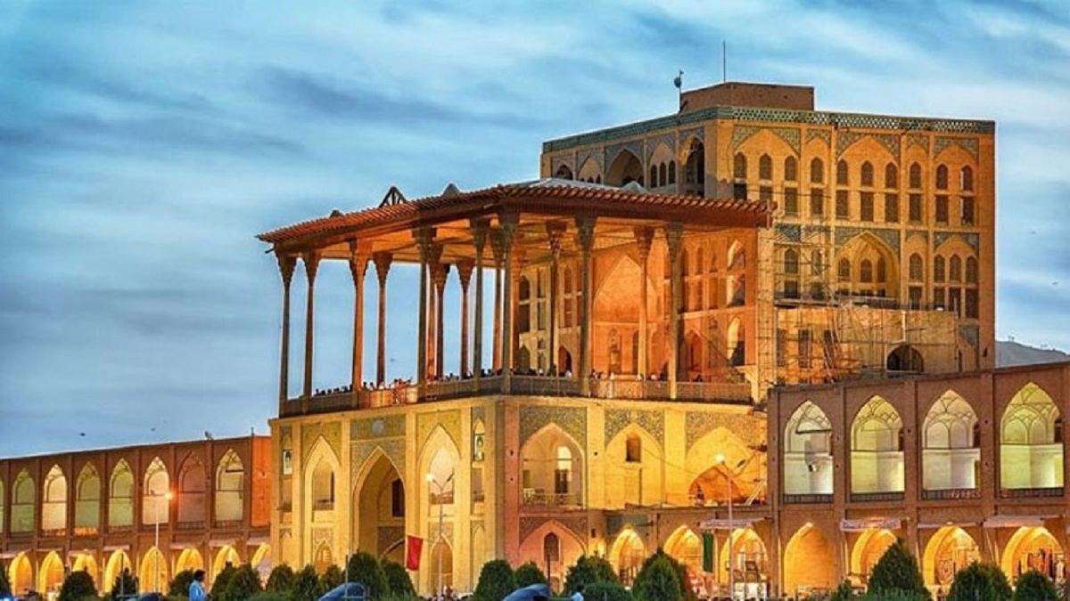 اذان پیرمرد پاکبان در میدان ولیعصر + فیلم