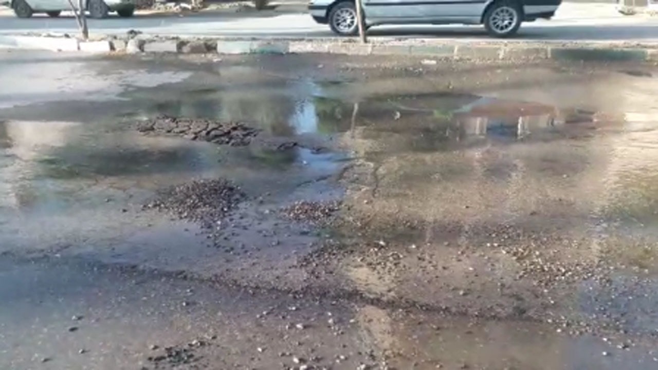 هدررفت آب معضلی برای اهالی شهر جدید مهستان شد + فیلم